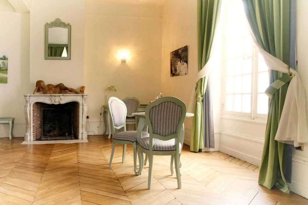 Logis Hotel Le Relais Louis XI Мён-сюр-Луар Экстерьер фото