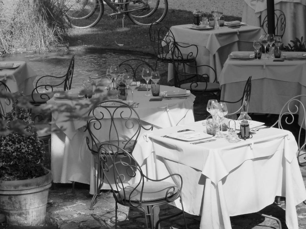 Logis Hotel Le Relais Louis XI Мён-сюр-Луар Экстерьер фото