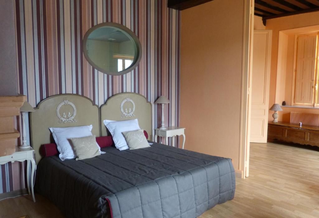 Logis Hotel Le Relais Louis XI Мён-сюр-Луар Номер фото